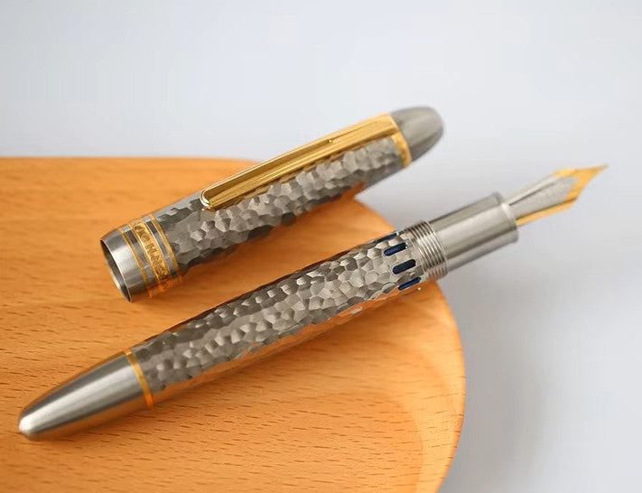 Majohn P136 in Titanium / Hammered / Gold